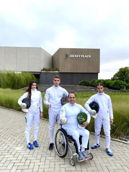 A atual campeã paranaense juvenil, Gabriela Portugal, o atual campeão brasileiro adulto, Alexandre Pereira de Camargo; o atual campeão paranaense cadete, José Oliveira e o atual campeão brasileiro de Esgrima Paralímpica, Sandro Colaço de Lima
