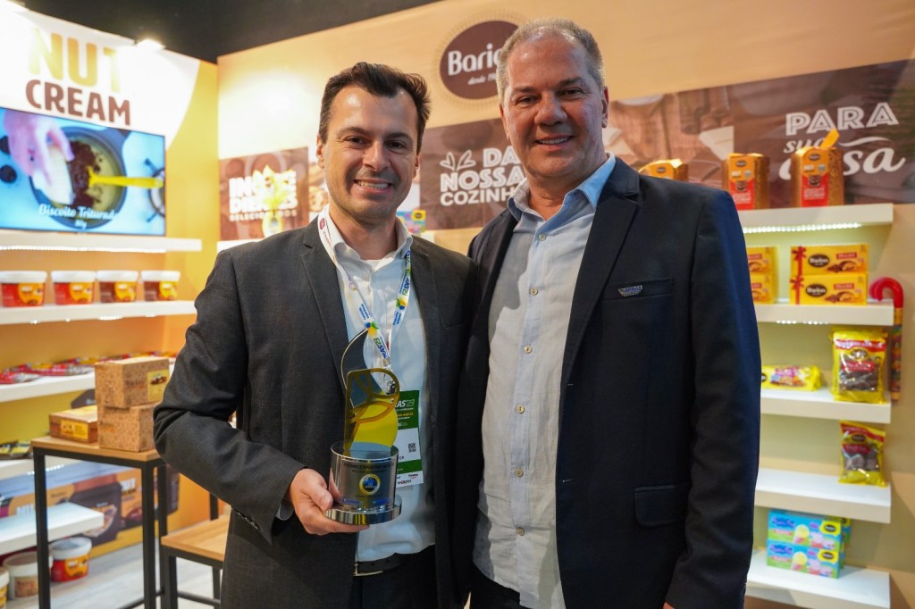 Leonardo Barion recebe o prêmio da mãos do presidente da Apras – Carlos Beal